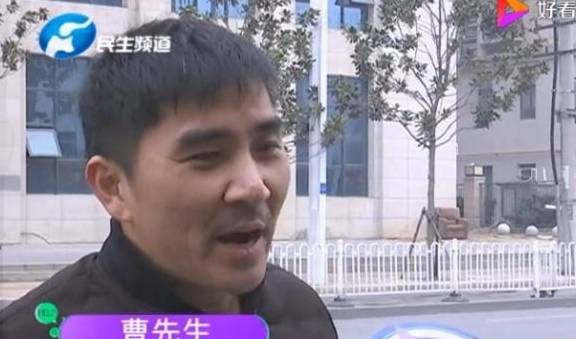 男子取6万却取出假钞银行没收后FB体育 FB体育平台赔了一袋礼品妻子：哄小孩呢(图2)