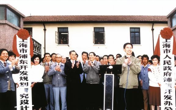 FB体育 FB体育平台94年春节离开上海前郑重叮嘱黄菊：这是上海最后的机遇(图12)