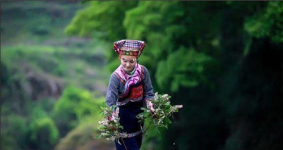 这个少数民族怎么过春节？姑娘抢挑新年第一桶水小伙忙着捡石头FB体育 FB体育平台(图4)