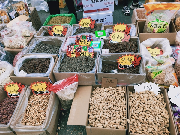 身边财经｜节前探市场FB体育 FB体育平台：大牌礼品盒最受欢迎市民过年爱备坚果、“炫”砂糖橘(图3)