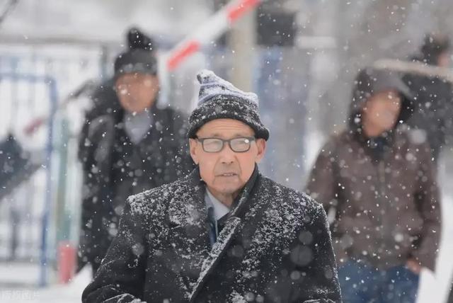 FB体育 FB体育平台明日1号大范围特大暴雪降温登场2023年春节冷到哭？农谚咋说(图4)