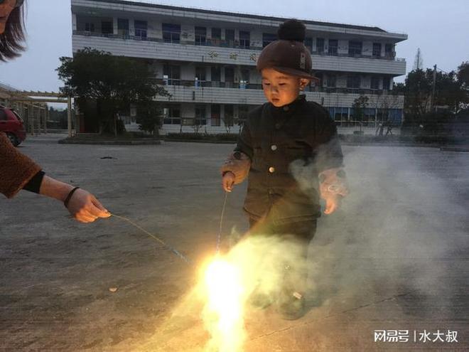 FB体育 FB体育平台2023年春节或可燃放烟花爆竹？人民日报为民发声你支持解禁吗？(图4)