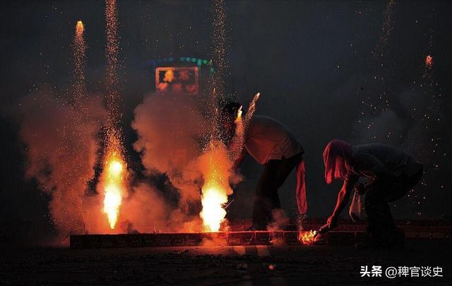 FB体育 FB体育平台官媒点评：燃放烟花爆竹禁止“一刀切”！今年春节还能放鞭炮吗？(图2)