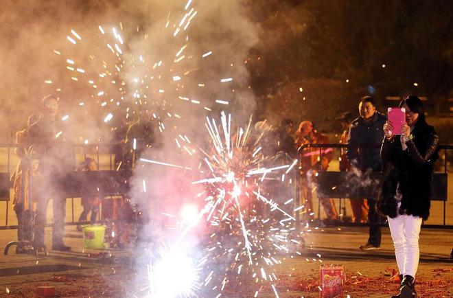 FB体育 FB体育平台今年春节取消“禁放”！老百姓可以燃放烟花爆竹？如今答案来了(图5)