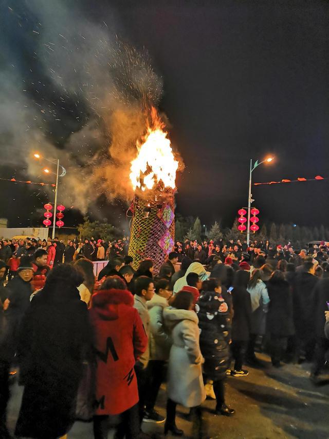 FB体育 FB体育平台春节将至全国多地颁布燃放烟花爆竹禁令中国传统文化正在消亡？(图6)