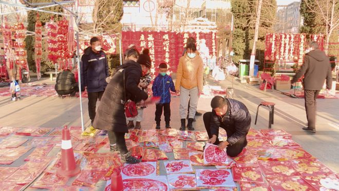 【新春走基层】春节将至年味浓 春联市场日渐红火FB体育 FB体育平台(图2)