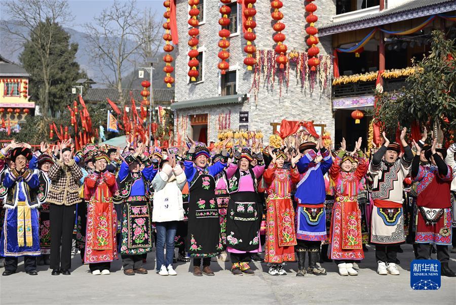 温暖的嘱托 奋进的力量——习春节前夕视频连线看望慰问基层干部群众回FB体育 FB体育平台访(图10)