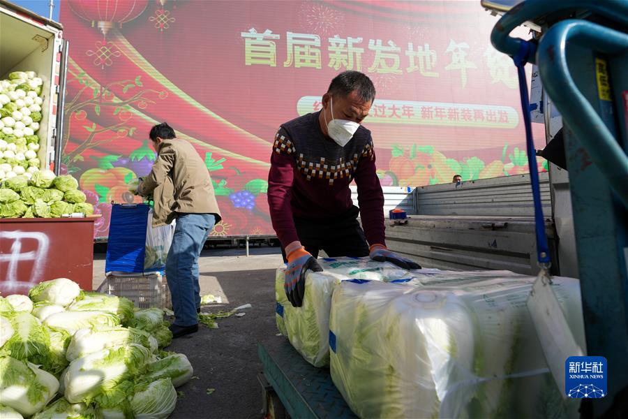 温暖的嘱托 奋进的力量——习春节前夕视频连线看望慰问基层干部群众回FB体育 FB体育平台访(图9)