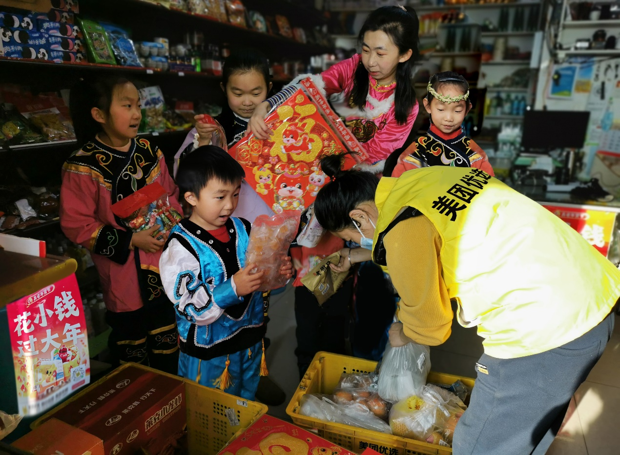 【年味儿里的中国】赫哲族同胞踏雪买年货FB体育 FB体育平台 传统菜肴“生鱼”端上桌(图1)