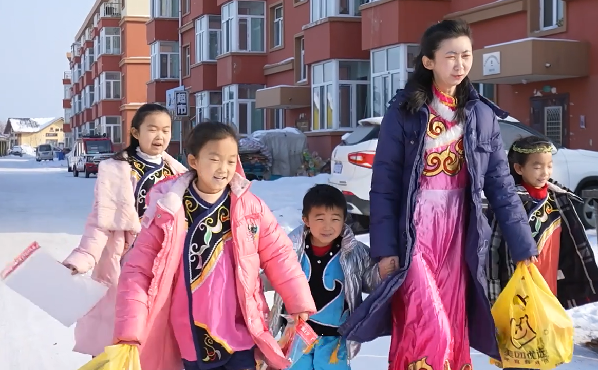 【年味儿里的中国】赫哲族同胞踏雪买年货FB体育 FB体育平台 传统菜肴“生鱼”端上桌(图2)