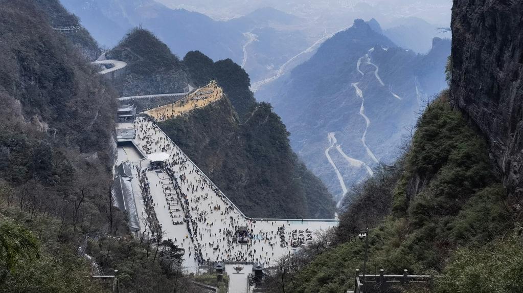 FB体育 FB体育平台“春节游”火爆 多地积极探索新措施为国内旅游业持续复苏增长“加油”“疏堵”(图3)