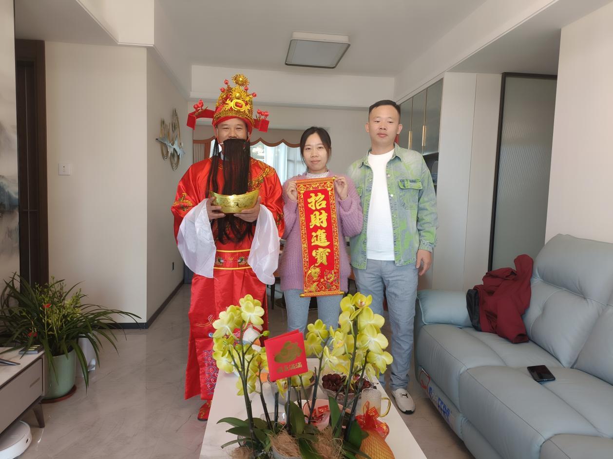 FB体育 FB体育平台80多面锦旗36封感谢信！物业人春节收“礼”不断贴心服务温暖千家万户(图5)