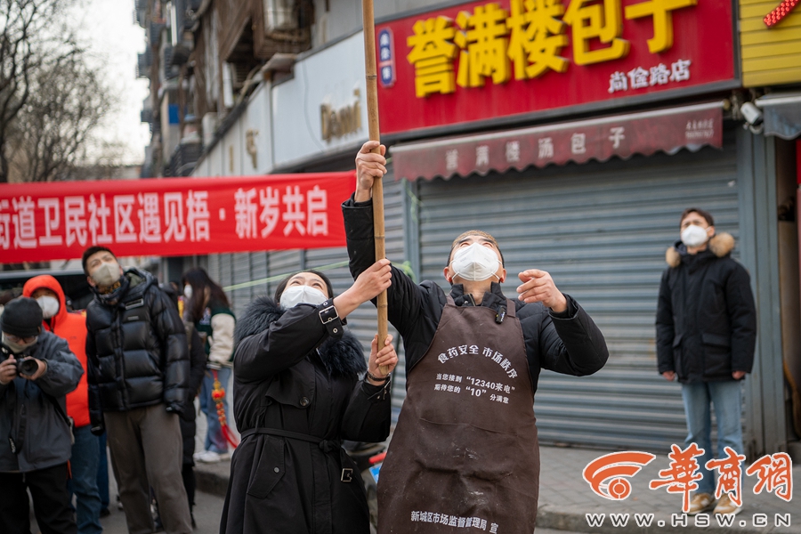 新春走基层解放门街道举办新春活动 送春联喜迎佳节FB体育 FB体育平台(图2)