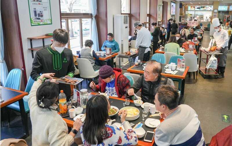 FB体育 FB体育平台春节及疫情影响消除消费增长成前两月国民经济亮点(图1)