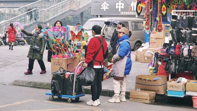 FB体育 FB体育平台乐山人的年味全都浓缩在这个老旧的批发市场中…(图6)