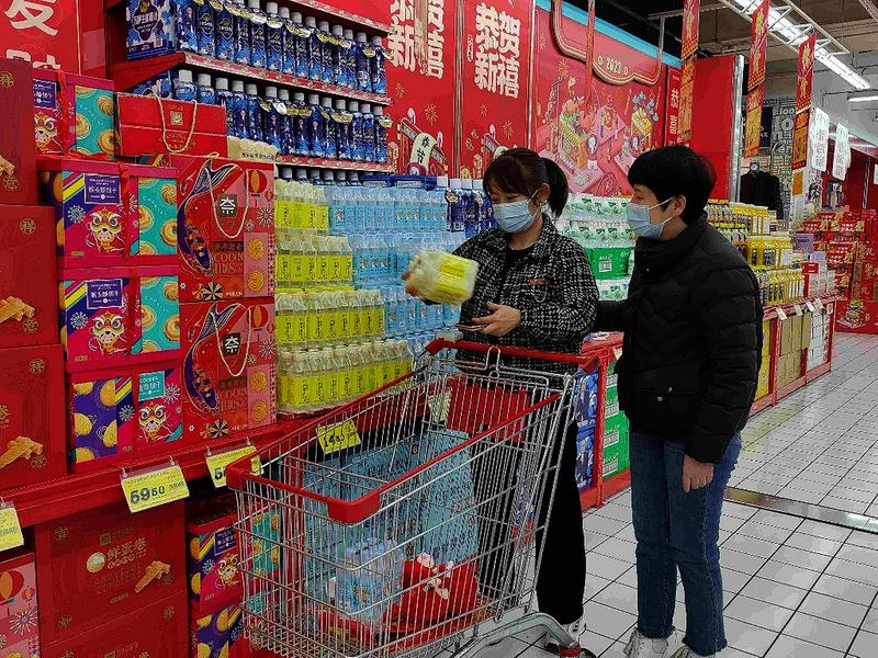 FB体育 FB体育平台走访池州年货市场：休闲食品“唱主角” 货源充足年味浓(图1)