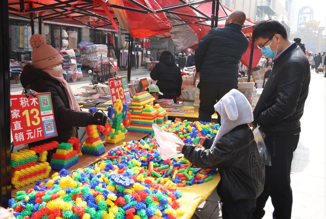 FB体育 FB体育平台华丰年货一条街 “牛气”十足迎新年(图2)