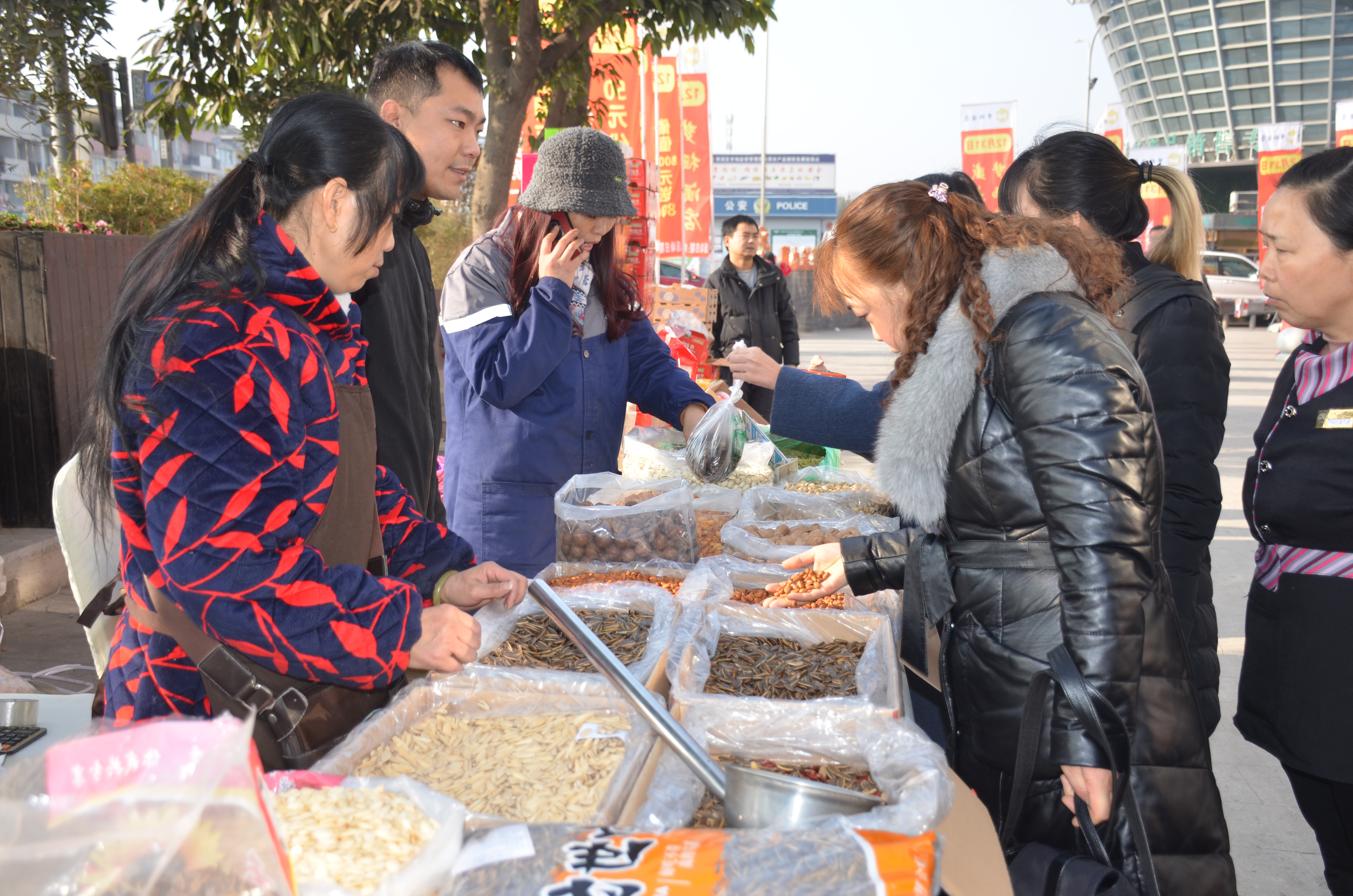 批发价买年货！成都海吉星年货节开幕FB体育 FB体育平台(图2)