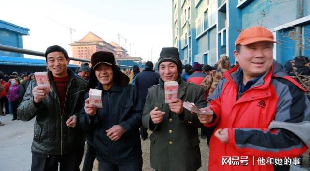 FB体育 FB体育平台农村乡镇集市并不热闹即将过年农民为啥不忙着办年货？真相来了(图3)