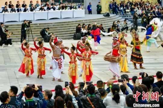 FB体育 FB体育平台“天府大巡游”在蓉城上演 世界非遗和谐共舞(图1)