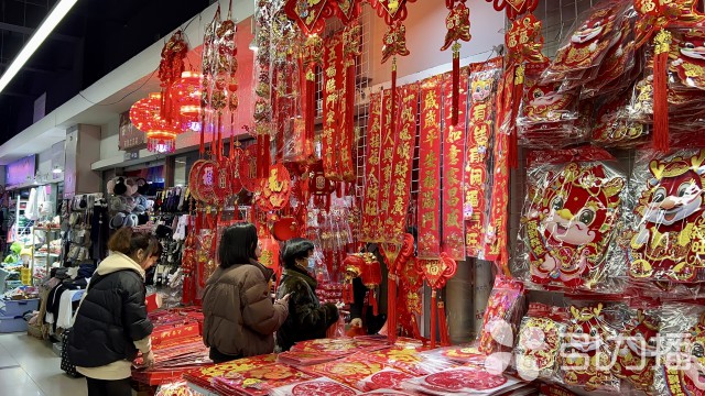 龙元素饰品占据C位 苏城年货市FB体育 FB体育平台场红红火火(图1)