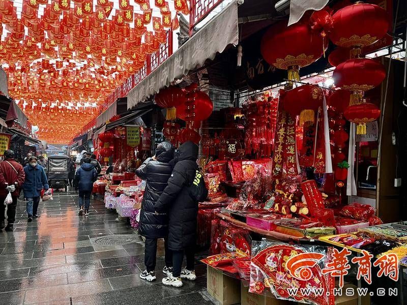 【步伐·新春走基层】囤年货火力全开 你家的必备年货是什么？FB体育 FB体育平台(图1)