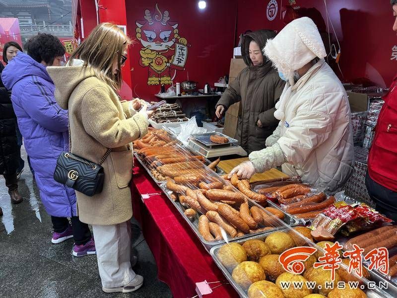 【步伐·新春走基层】囤年货火力全开 你家的必备年货是什么？FB体育 FB体育平台(图3)